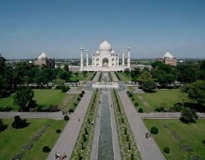 CittÃ . Il Taj Mahal ad Agra (India); dopo l'invasione musulmana, l'organizzazione urbana della cittÃ  indiana si Ã¨ adattata alle necessitÃ  della crescita organica.De Agostini Picture Library/N. Cirani